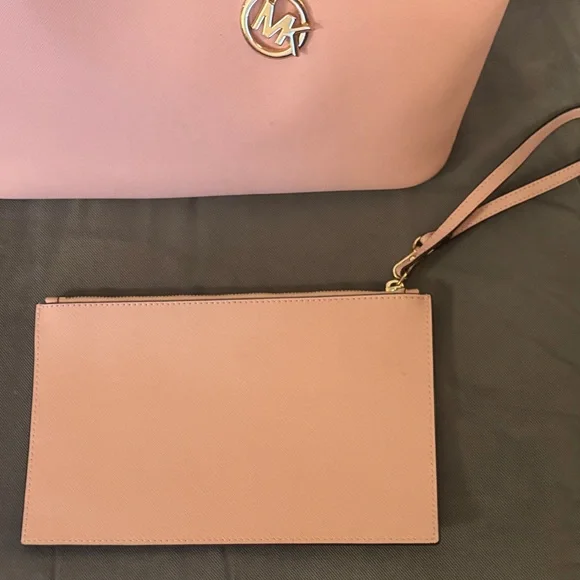 Michael Kors Jetset Light Pink Tote with Gold Accents With Wristlet - Picture 13 of 16